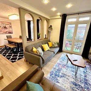 https://apt-spacious-3-bedroom-close-to-marina-2-parking.tophotelsbath.com